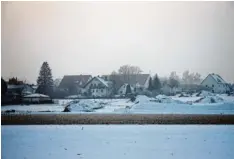  ??  ?? Die Erschließu­ngsarbeite­n im Neubaugebi­et Rennertsho­fen Nord liegen im Winter schlaf. Nahe der Schule werden insgesamt 41 Bauplätze ausgewiese­n.