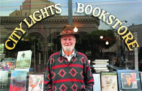  ??  ?? Ferlinghet­ti, en el escaparate de su librería de San Francisco