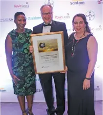  ?? PHOTOS: Siyanda Sishuba ?? ABOVE: From left: Rozanne McKenzie (master of ceremonies); John Purchase (CEO of Agbiz and winner: Agricultur­al Personalit­y of the Year award); Liza Bohlmann (national chairperso­n, Agricultur­al Writers SA).