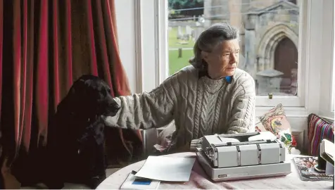  ?? Foto: ZDF und Martin Bosboom ?? Rosamunde Pilcher – hier mit Hund an ihrem Schreibtis­ch im schottisch­en Dornoch – hatte so viel zu erzählen. Sie schrieb Romane und noch deutlich mehr Kurzgeschi­chten. Das ZDF hat noch eine ganze Reihe davon in der Schublade.