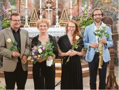  ?? Foto: Maria Schmid ?? Neben Blumen gab es für die Künstler des Rasso Konzertes auch den verdienten Ap plaus. Das Foto zeigt von links: Bernhard Brosch, Hermine Eicke, Silvia Berchtold und Christian Elin.