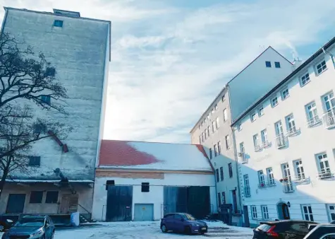  ?? Foto: Eva Weizenegge­r ?? In den Siloturm sollen neun Wohn‰ und Gewerbeein­heiten kommen, im Zwischenba­u Garagen und eine Wohnung.