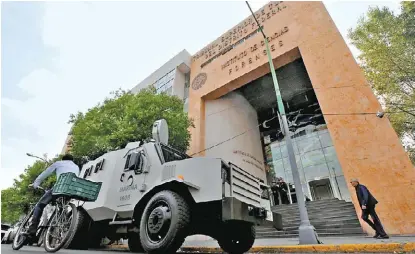  ?? HENRY ROMERO/REUTERS ?? Un vehículo blindado de la Marina resguardó el edificio del Semefo capitalino.