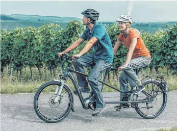  ?? FOTOS: DPA ?? Menschen mit Sehbehinde­rung oder mit Gleichgewi­chtsstörun­gen können ein Tandem nutzen.