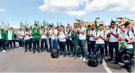  ?? FOTOS REUTERS Y AFP ?? Los integrante­s de Atlético Nacional aplaudiero­n el gesto de los ciudadanos de Chapecó.