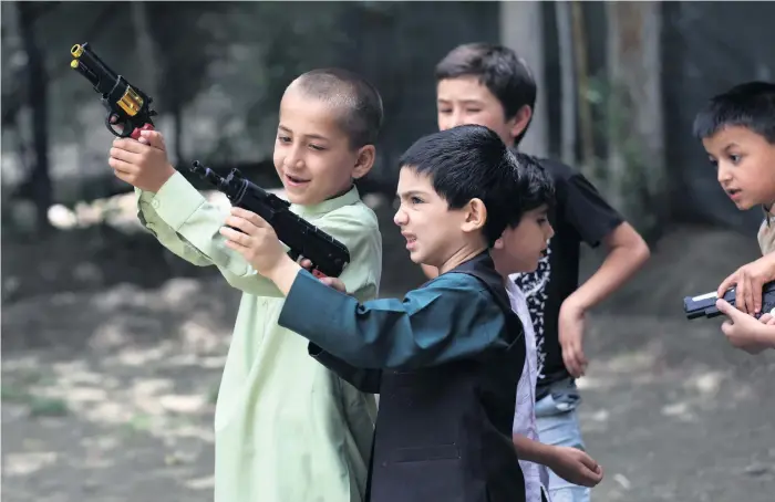  ?? Bild: Rahmat Gul ?? Barn med leksaksvap­en i Kabul. De har aldrig upplevt fred och krig och våld är deras vardag. Strider rasar i stora delar av landet och ingen vet vad som väntar dem om talibanern­a kommer till makten igen.