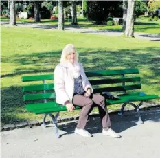  ?? BHO ?? Madeleine Sterchi (64) auf dem Schosshald­enfriedhof. Video auf 20min.ch: So wappnet sich eine Witwe gegen Diebe.
