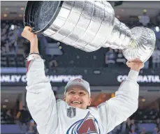  ?? FOTO: PETERSEN/DPA ?? Nico Sturm durfte bereits den Stanley Cup in die Höhe recken.