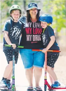  ?? Picture: SCOTT RADFORD- CHISHOLM ?? HOLIDAY FUN: Emma Greengrass tries to keep her boys, Ezekiel, 11, and Isaiah Greengrass- Schultz, 9, happy, while looking after the family budget.