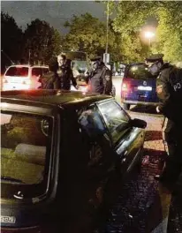  ?? APA/PFARRHOFER ?? Immer öfter fischt die Polizei Drogenlenk­er aus dem Verkehr. Der Nachweis ist aber schwierig