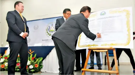  ??  ?? Constituci­ón. Charles Yang, secretario de la AIPP, junto a Guillermo Gallegos, firman la constituci­ón del Capítulo El Salvador de la AIPP.