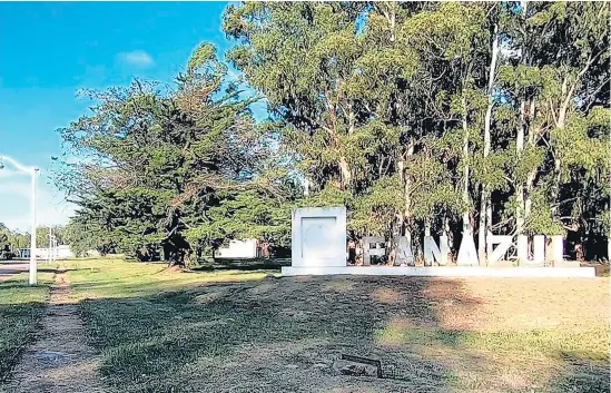  ??  ?? El centro de producción de Fabricacio­nes Militares está en la localidad bonaerense de Azul.