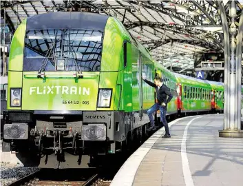  ?? IMAGO-BILD: HARDT ?? Einfahrt des neuen Flixtrain von Köln nach Hamburg am Kölner Hauptbahnh­of.