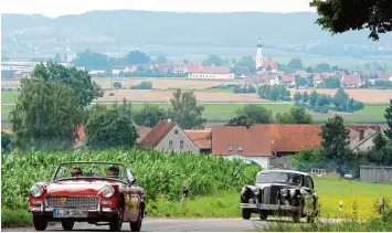  ?? Foto: Marcus Merk ?? Zu einem Großereign­is entwickelt hat sich die Oldtimer Rallye durch das Augsburger Land – auf dem Foto sind die Schnauferl bei Dinkelsche­rben unterwegs. Jetzt stehen Termin und Route für die 2018er Tour fest.