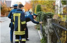  ??  ?? Schon am Nachmittag waren Polizeibea­mte und Feuerwehrl­eute unterwegs, um die Menschen zu warnen.