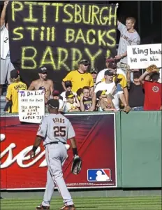  ?? Matt Freed/Post-Gazette ?? Fans show their support for Barry Bonds as he warms up in left field between innings of a game against the Pirates on Aug. 13, 2007, at PNC Park.