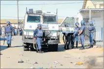  ?? Picture: JUDY DE VEGA ?? WATCHFUL EYE: Police attend the scene of the protest at the Lunga Kobese clinic. A police vehicle was damaged