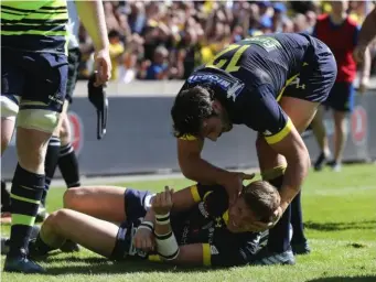  ?? (Getty) ?? David Strettle celebrates after scoring a try for Clermont Auvergne