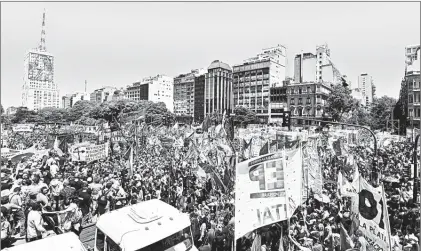  ??  ??    Multitudin­aria protesta ayer en Buenos Aires contra las políticas económicas del presidente Mauricio Macri. Foto Ap