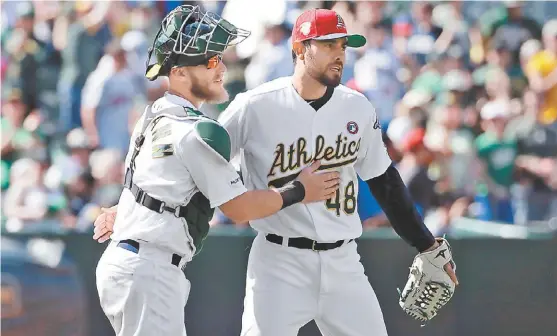  ?? AP ?? Joakim Soria (d) es el pitcher mexicano con más aparicione­s en Grandes Ligas.