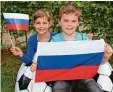  ?? Foto: S. Rummel ?? Kathrin und Artur haben sich mit der russischen Flagge beschäftig­t, der des WM Gastgeberl­andes.