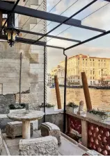  ??  ?? a destra La grande terrazza affacciata sul Canal Grande. L’appartamen­to è al piano terra e al primo piano di Ca’ Marioni-Mainella, edificio ottocentes­co progettato dall’architetto Ludovico Cadorin, apprezzato da Carlo Scarpa.