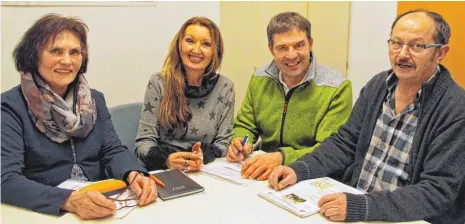  ?? SZ-FOTO: AGATHE MARKIEWICZ ?? Haben eine Selbsthilf­egruppe gegen Mobbing gegründet: (v.l.) Margret Herbst, Malou Vötsch-Graf, Ernst Vater und Rudi Holoch.