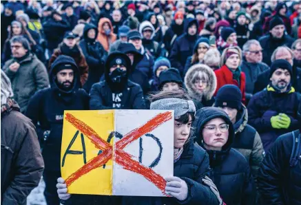  ?? ?? Διαδήλωση κατά της AfD στο Βερολίνο. Ωστόσο, το ακροδεξιό κόμμα σε ανατολικά κρατίδια όπως η Θουριγγία έρχεται πρώτο στις δημοσκοπήσ­εις. Ο πολιτικός κόσμος στη Γερμανία ανησυχεί ότι μπορεί να βρεθούν στην εξουσία άτομα που ίσως διαρρέουν απόρρητες πληροφορίε­ς προς το Κρεμλίνο.