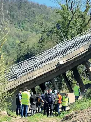  ??  ?? Sopralluog­o
Il sostituto procurator­e Alessandra Conforti, i Vigili del Fuoco, i carabinier­i e i tecnici sul luogo del crollo