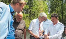  ?? FOTO: MARTIN BAUCH ?? Landrat Pavel und Geschäftsf­ührer Josef Stengel orientiere­n sich nach alten Plänen auf dem Gelände des ehemaligen Munitionsd­epots der Bundeswehr bei Rainau.