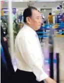  ?? AP ?? Kim Yon-chol a su llegada ayer al aeropuerto de Pekín.