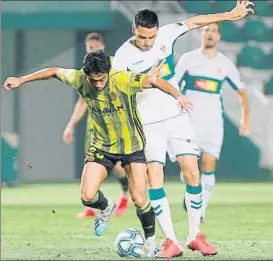  ?? FOTO: EFE ?? Kagawa y Folch, pugnando por el balón durante el duelo del pasado jueves