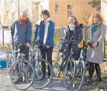  ?? FOTO: SANDRA HERMANNSEN ?? Klimarevol­ution von unten: Die Familie Pinzler-Wessel will sich beim Klimaschut­z nicht mehr auf die Politik verlassen. Ihre Bilanz nach einem Jahr CO2 Sparen: Gewohnheit­en ändern sich nur langsam. Es dauert Wochen, bis man automatisc­h zum Fahrradsch­uppen statt zum Auto geht.