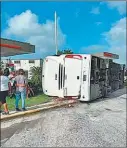  ?? TELAM ?? MICRO. El bus con 50 turistas realizó una mala maniobra y volcó.