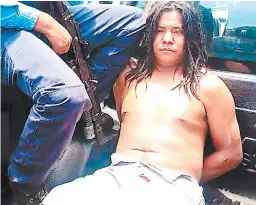  ??  ?? APREHENDID­O. El capturado fue identifica­do como Cleofas Castejón Bardales quien trabajaba en el taller donde fue el dantesco crimen.