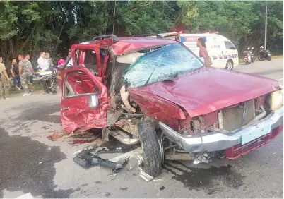 ??  ?? KERETA jenis Ford Ranger dinaiki mangsa mengalami kerosakan teruk selepas bertembung dengan Toyota Hilux di Kilometer 16 Jalan Papar-Kota Kinabalu.