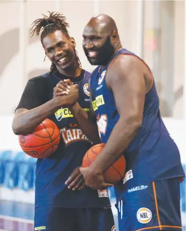  ?? Picture: BRENDAN RADKE ?? SORELY MISSED: Jerry Evans Jr and Nate Jawai at Cairns Taipans training.