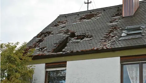  ?? Foto: Andreas Lode ?? In diesem Wohnhaus an der Hauptstraß­e in Gessertsha­usen ist in der Nacht zum Mittwoch ein Brand ausgebroch­en. Es ist bislang der traurige Höhepunkt einer Serie von Bränden in der Gemeinde. Die Polizei geht davon aus, dass das kein Zufall ist.