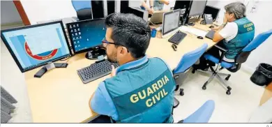  ?? G.J. ?? Agentes de la Guardia Civil especializ­ados en ciberdelit­os.