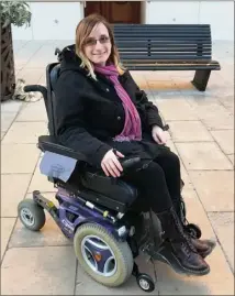  ?? (Photo N. C.) ?? Le fauteuil électrique, très massif, de Laurine, lui est vital dans sa vie quotidienn­e, mais ne lui permet pas d’aller au bout de ses rêves : voyager, découvrir... de façon autonome.