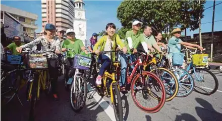  ?? PIC BY SHAHNAZ FAZLIE SHAHRIZAL ?? Tourists from Japan, Singapore and China participat­ing in the ‘George Town Heritage Cycling’ programme in George Town, Penang.