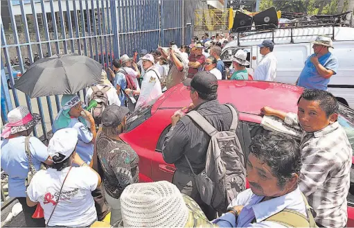  ??  ?? EXIGENCIA A DIPUTADOS. UN GRUPO DE EMPLEADOS DE SALUD PERMANECEN EN UNO DE LOS PORTONES DE LA ASAMBLEA LEGISLATIV­A PARA PRESIONAR POR UN AUMENTO SALARIAL EN 2017.