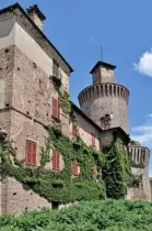  ?? ?? Il Castello di Sartirana, costruito alla fine del Trecento e poi ampliato dagli Sforza. Oggi ospita, a rotazione, collezioni di fotografia, grafica, moda e pittura.