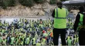  ?? (Photo Frank Muller) ?? Les « gilets jaunes », venus par centaines, ont mis en place des barrages filtrant au péage.