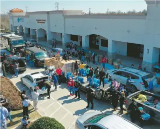  ?? JUSTIN SULLIVAN/AFP ?? Largas filas de automóvile­s esperaban ser subministr­ados de víveres para afrontar la falta de agua en algunos condados de Texas