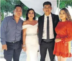  ?? CORTESÍAAM­ELIA LIZÁRRAGA ?? > Los novios con sus testigos, Jonathan Huiqui Espinoza y Nubia Palafox.