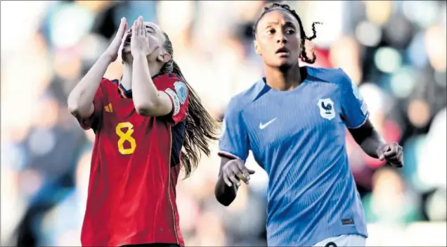  ?? ?? La jugadora española Ainoa Alguacil se lamenta de una ocasión fallada con la centrocamp­ista francesa Mendy a su lado.