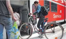  ?? FOTO: MICHAEL HANSCHKE/DPA ?? Der Fahrradwag­en wird an Wochenende­n, Feiertagen und Ferien in Riedlingen ab 9.07 Uhr eingesetzt.