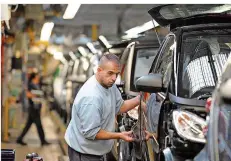  ?? FOTO: YOAN VALAT/EPA/DPA ?? Seit Ende der 90er Jahre wird im lothringis­chen Hambach der Smart gefertigt. Nun soll dort ein E-Mercedes gebaut werden.