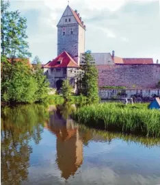  ??  ?? Mittelalte­rliche Fassaden, gastfreund­liche Häuser und eine schnucklig­e Umgebung mit Weiher: Dinkelsbüh­l ist ein Städtchen mit viel Charme.